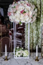 centre de table colonne blanche fleurie