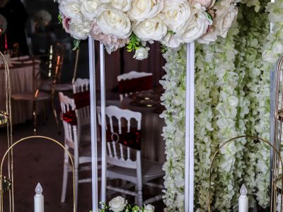 centre de table colonne blanche fleurie