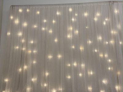 fête anniversaire mariage aid table basse or événement féérique magique rideaux lumineux blanc