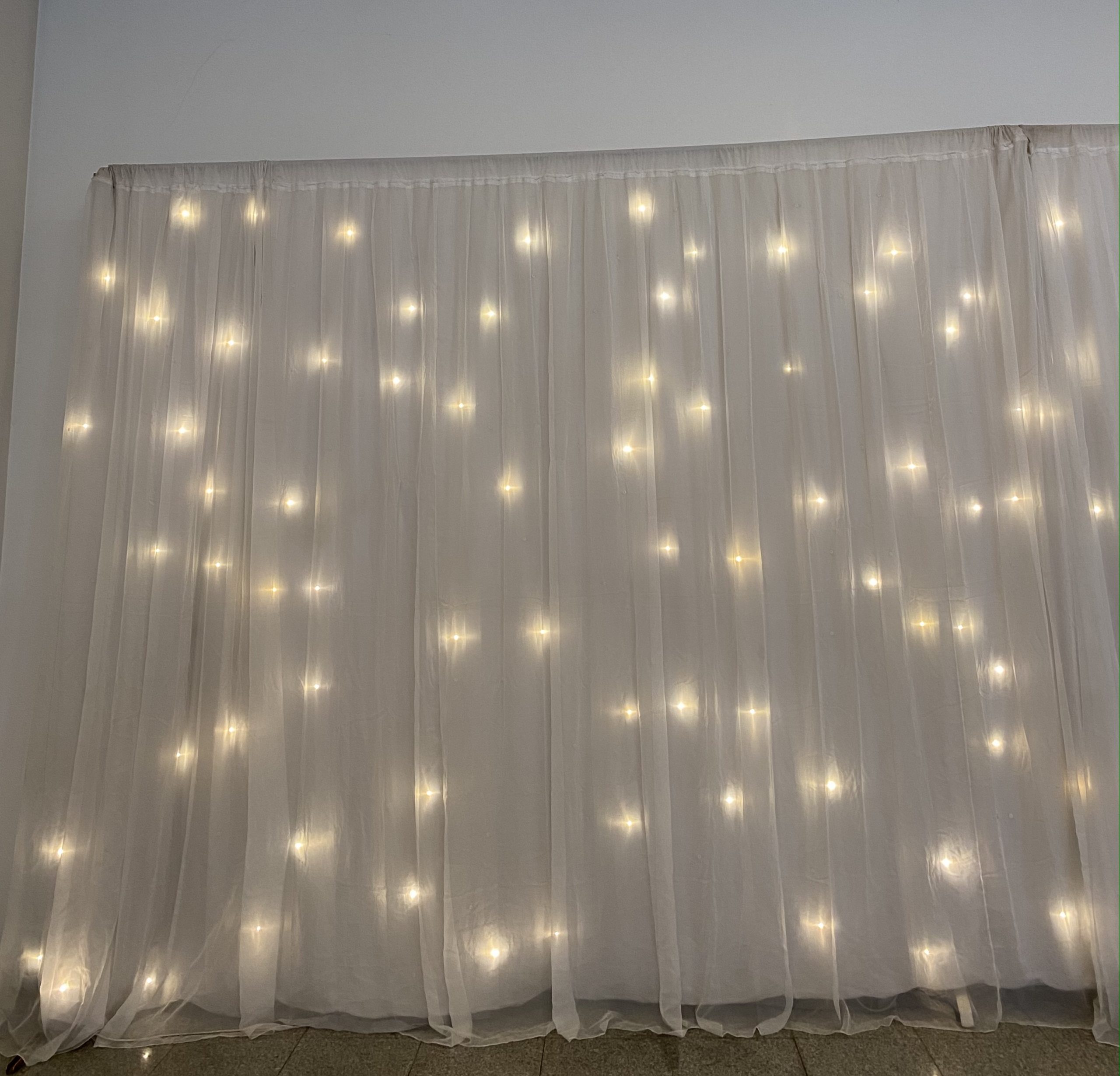 Rideaux lumineux blanc fête anniversaire mariage aid table basse or événement féérique magique rideaux lumineux blanc