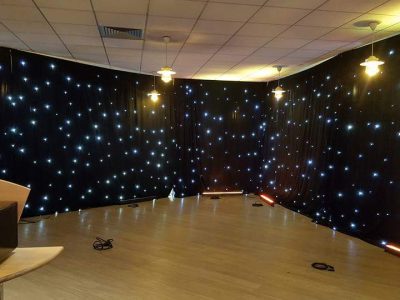 fête anniversaire mariage aid table basse or événement féérique magique rideaux lumineux noir location vente