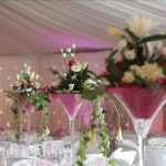 Centre de table vase martini + compositions florales artificielles.