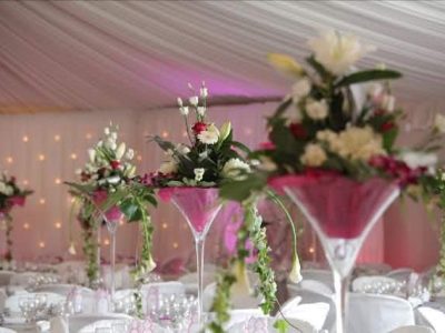 Centre de table vase martini + compositions florales artificielles.