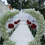 Arche fleurie blanche