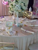 centre de table blanc avec boules de fleurs