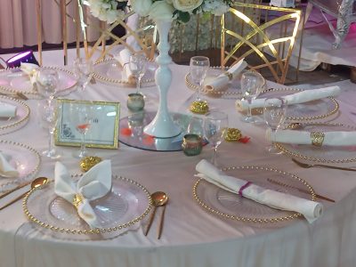 centre de table blanc avec boules de fleurs
