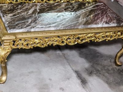 Table basse sculpté or. Finition feuilles d'or. Dessus marbre marron.
