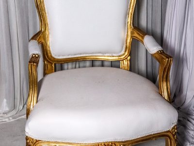 Fauteuil louis 16 finition or.  Mobilier de style empire sculpté main, bois massif recouvert de véritables feuilles d'or. Idéal pour la décoration de vos espace mariés ou coin photos. 