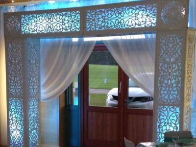 scénarisation de l'entrée de la salle avec une porte ajourée orientale